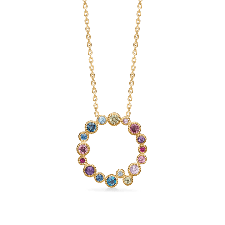 Mads Z Luxury Rainbow Petite Hanger 14kt Goud toont ronde hanger met gekleurde stenen en gouden ketting. Model1534066