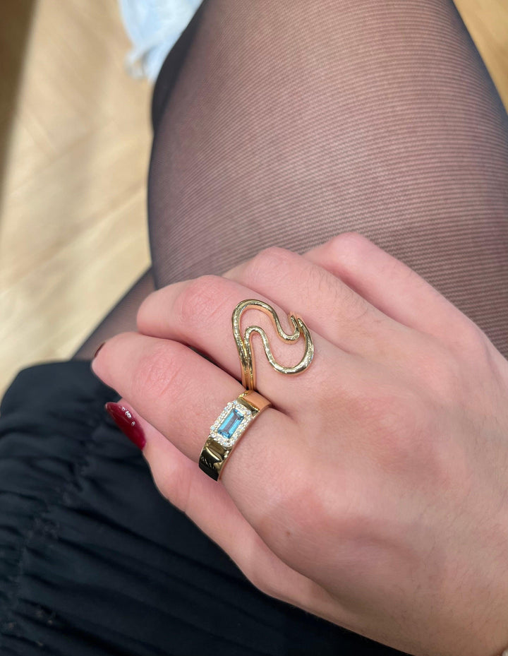 Mads Z Mira 14kt gouden ring wordt aan de vinger gedragen, elegant golvend ontwerp is duidelijk zichtbaar, model 1540129-001.