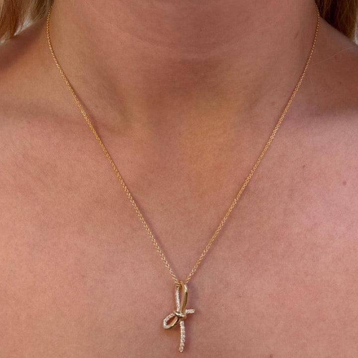 Mads Z Miss Butterfly gouden strikhanger met diamanten om de nek gedragen. Model1531003-2