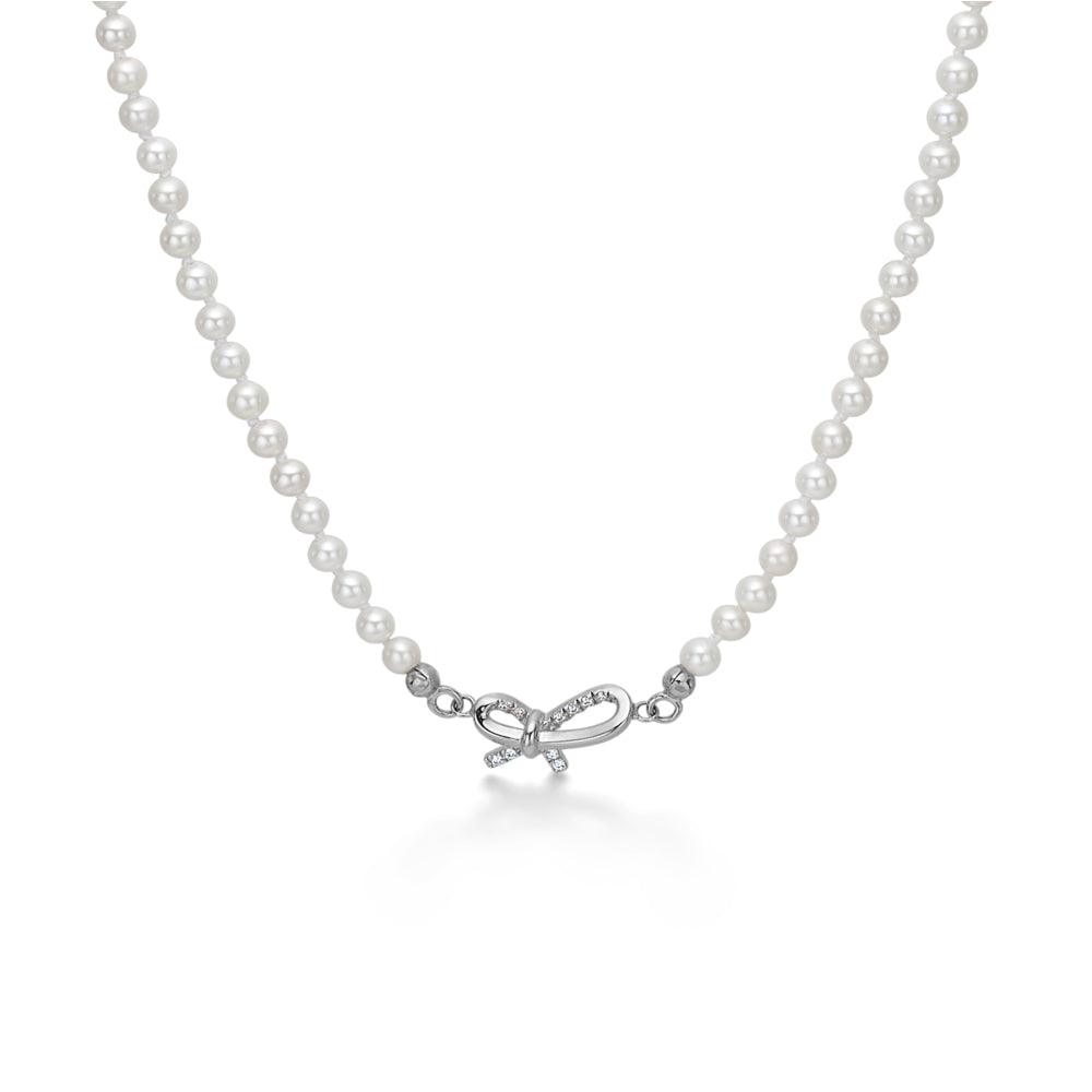 Mads Z Miss Butterfly zilveren parelketting met strikhanger, witte parels en helder strikdessin. Model 2123030