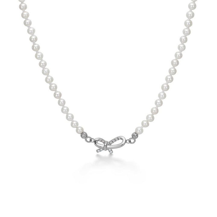 Mads Z Miss Butterfly zilveren parelketting met strikhanger, witte parels en helder strikdessin. Model 2123030