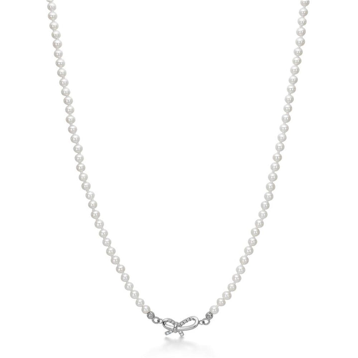 Mads Z Miss Butterfly zilveren parelketting met strikhanger, witte parels op witte achtergrond. Model 2123030.
