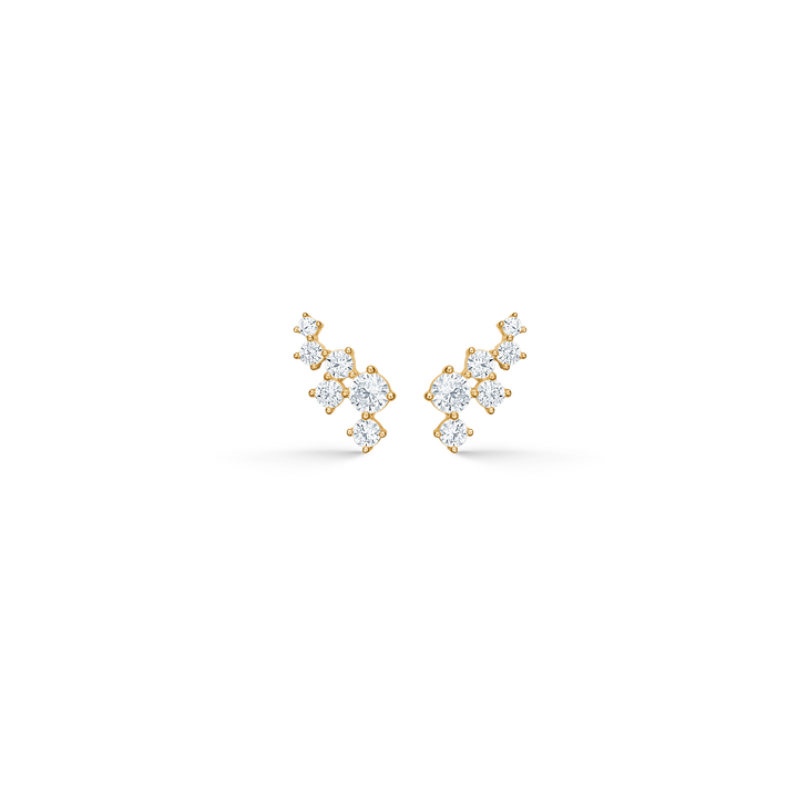 Mads Z Noemi gouden oorbellen met zirkonia, elegante oorbellen met heldere stenen op een witte achtergrond. Model3317064.