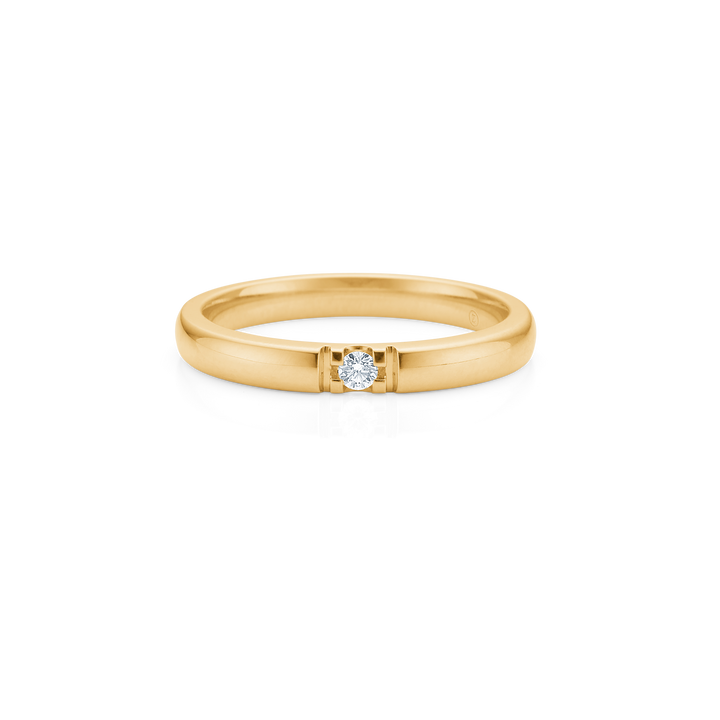 Mads Z Ophelia 14kt gouden ring met 1 diamant van dichtbij te zien met een heldere briljant op een glanzende gouden zetting. Modelnummer 1541581-001