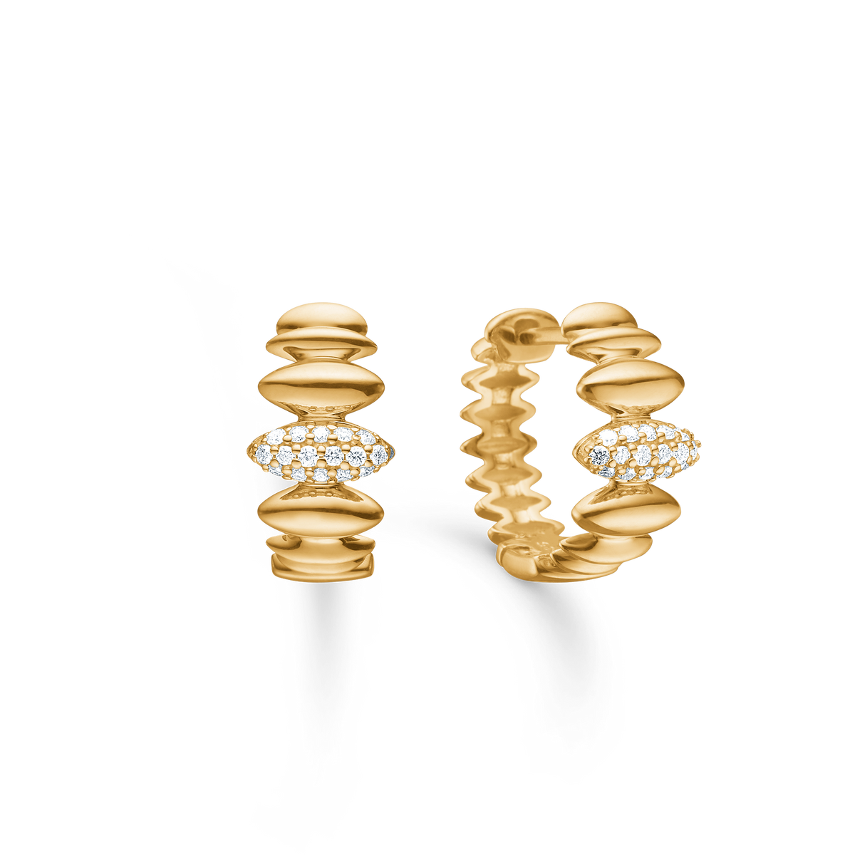 Mads Z Orielle 14kt creool 0.10ct w si toont een set gouden oorbellen met ronde details en kleine heldere steentjes. Model 1511020-1