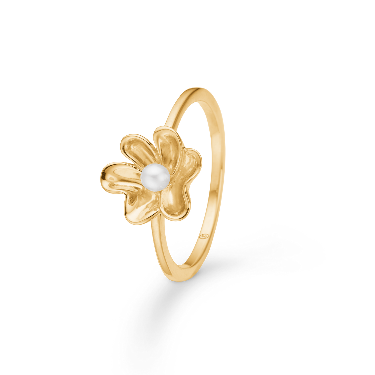 Mads Z Pearlily 14kt gouden ring met parel toont een elegante gouden ring met bloemmotief en centrale witte parel. Model 1543039-001-1