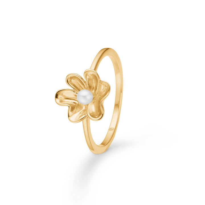 Mads Z Pearlily 14kt gouden ring met parel toont een elegante gouden ring met bloemmotief en centrale witte parel. Model 1543039-001-1