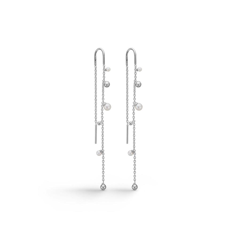 Mads Z Silver Bubbles n Pearls oorbellen afgebeeld als paren in zilver met kleine witte parels en bolletjes. Model 2103166-1.