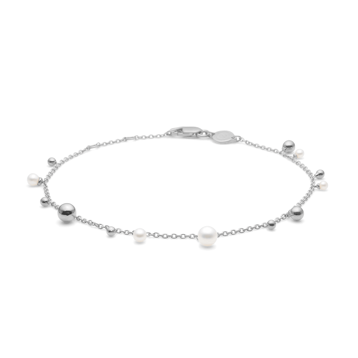 Mads Z Silver Bubbles N Pearls zilveren armband met fijne witte parels en glanzende baldetails, model 2153166-1.
