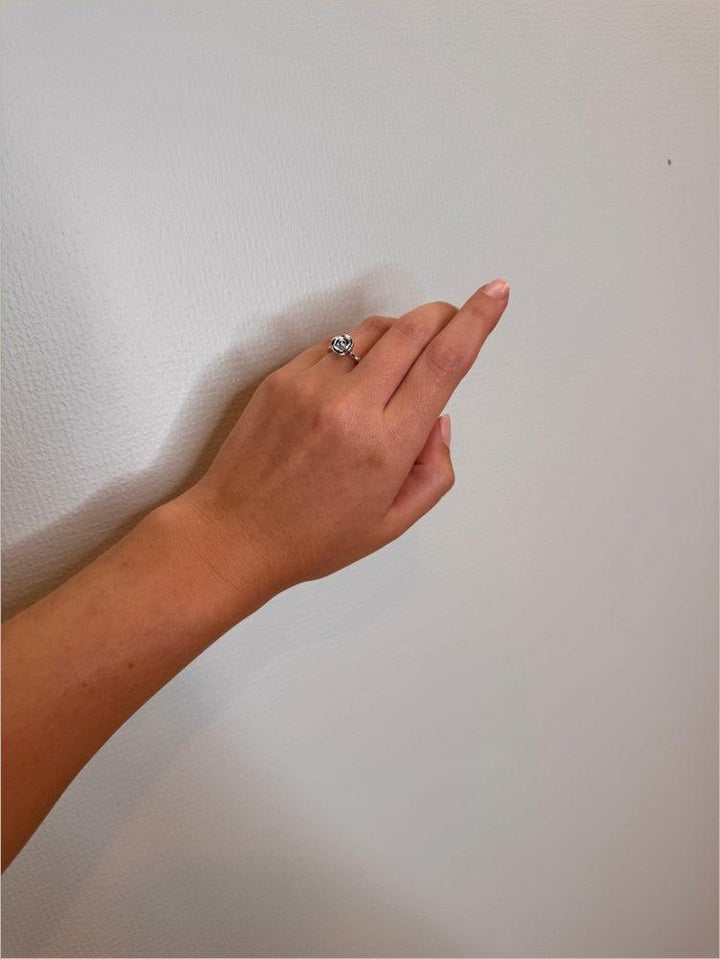 Mads Z Zilveren Rosalie Ring met klein roosje wordt aan de vinger gedragen, elegante zilveren ring in rozendesign. Model 2140156-001