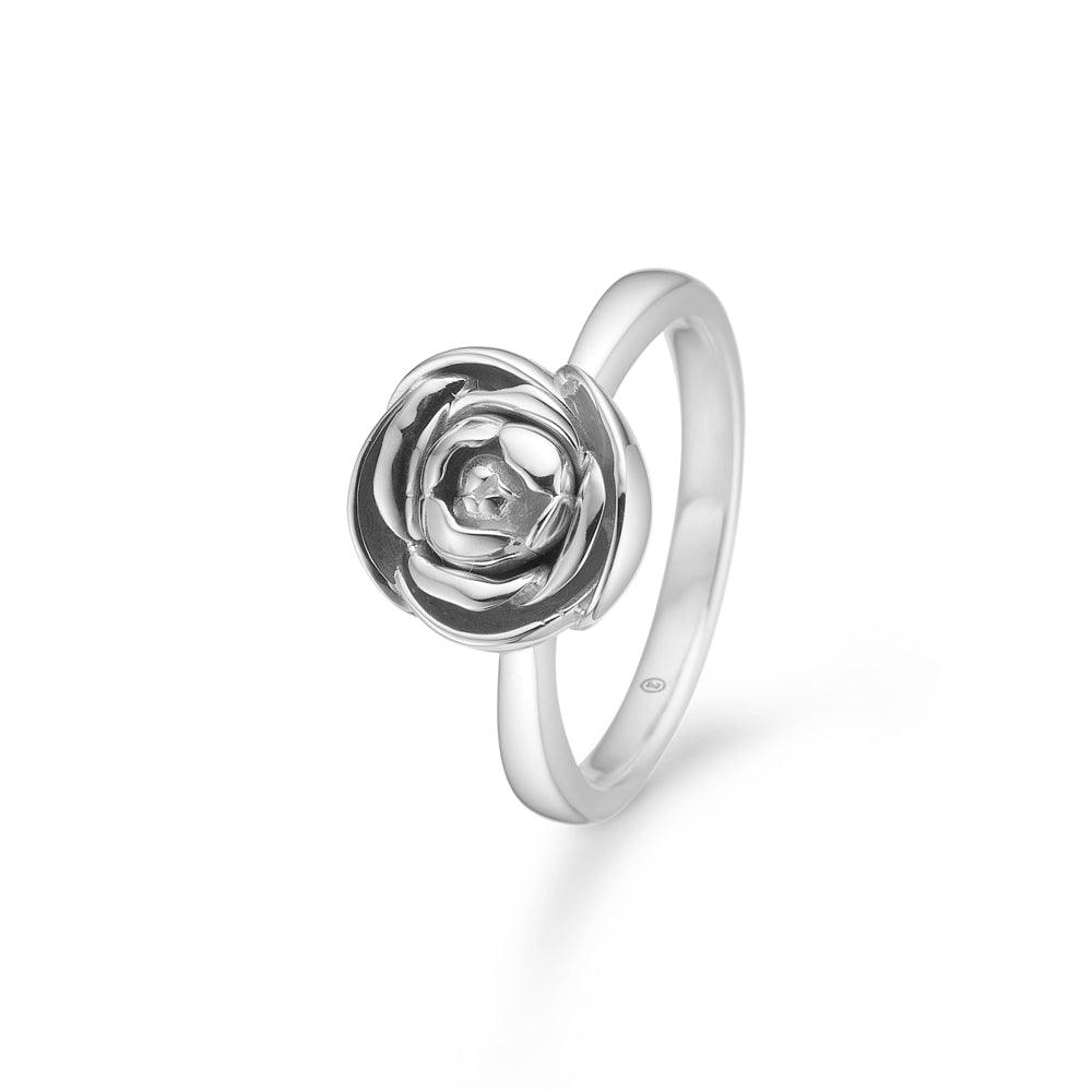 Mads Z zilveren Rosalie Ring M medium rose toont een elegante zilveren ring met een gedetailleerd bloemendessin. Model 2140157-001