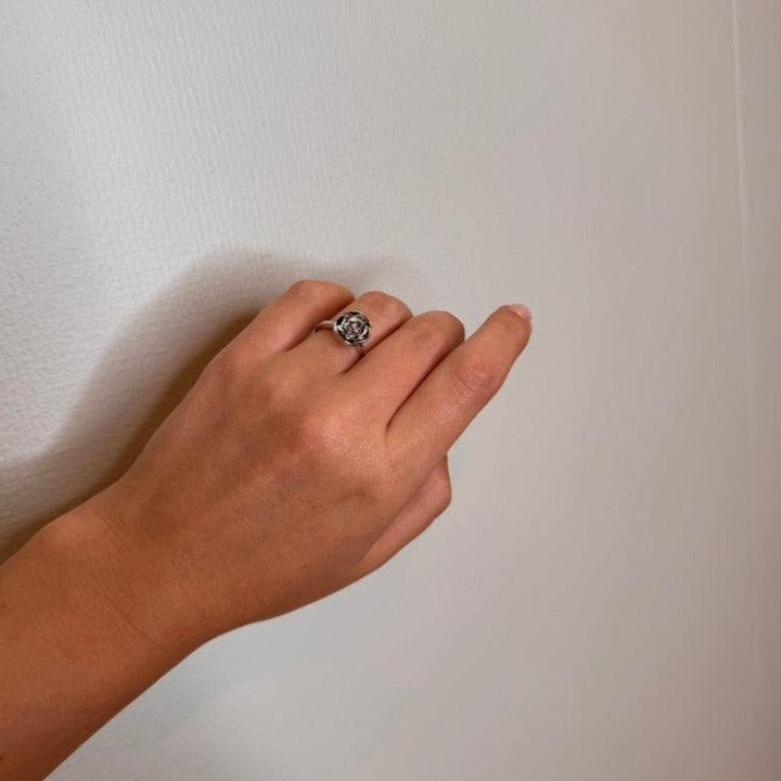 Mads Z Silver Rosalie Ring M Medium Rose met de hand afgebeeld, elegant zilver met rozetdetail, model 2140157-001