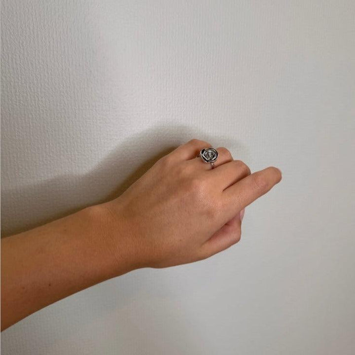 Mads Z Zilveren Rosalie ring met grote roos te zien aan een hand, elegant in zilveren afwerking. Model 2140158-001