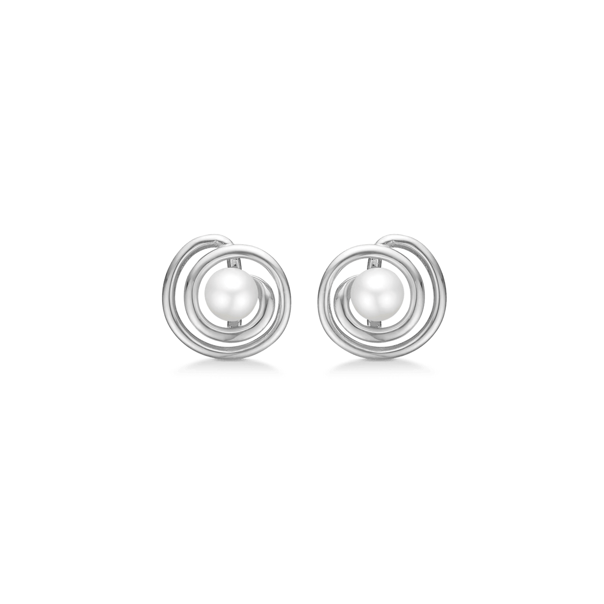Mads Z Silver Swirl Pearl zilveren oorbellen met ronde witte parel in gedraaid design. Model 2113083-1