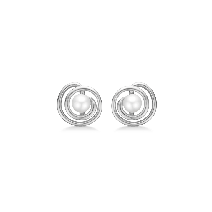 Mads Z Silver Swirl Pearl zilveren oorbellen met ronde witte parel in gedraaid design. Model 2113083-1