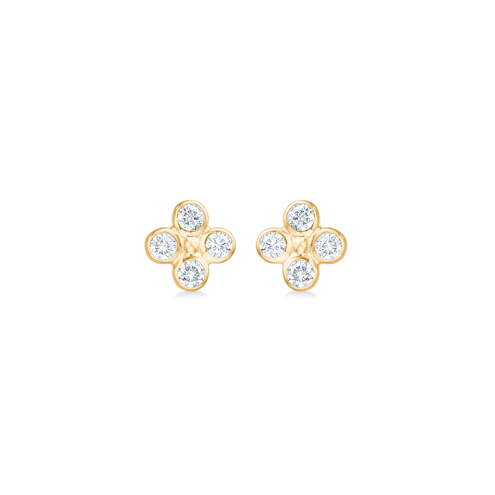 Mads Z Sophia's Bloom 14kt gouden studs met 0,16ct W/SI toont kleine bloemvormige studs in goud met diamanten. Model 1511194-1