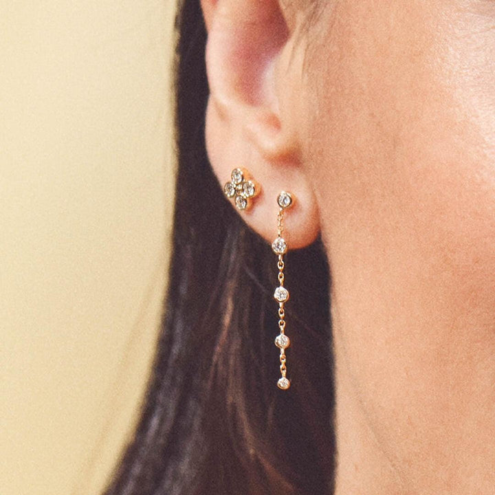 Mads Z Sophia's Bloom 14kt gouden oorknopjes met 0,16 ct W/SI afgebeeld versleten, bloem en ketting met diamanten. Model 1511194-2