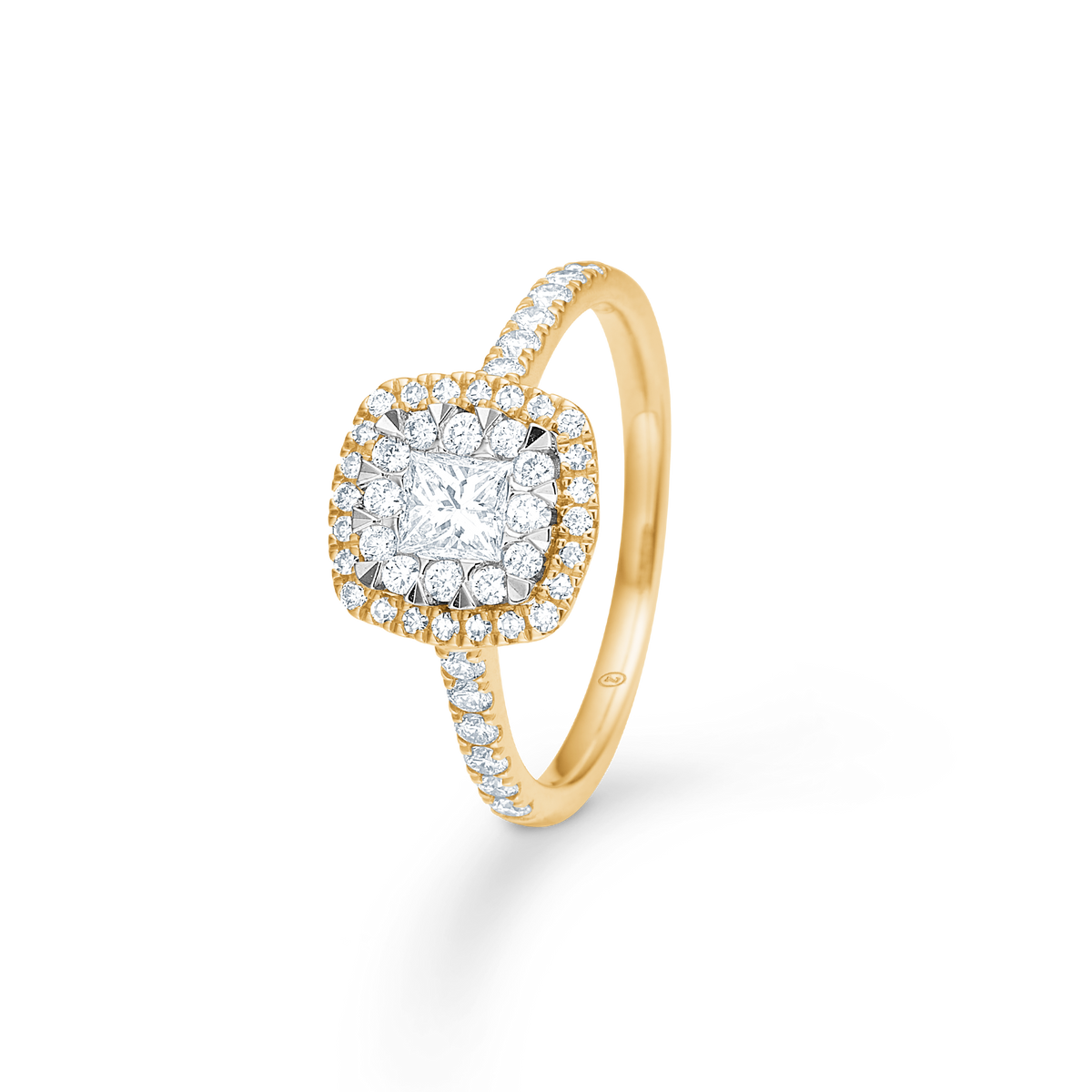 Mads Z Stellaire 14kt Cushion Ring 0,65ct W SI toont een elegante gouden ring met vierkante diamant en pavé details. Model 1541045-001