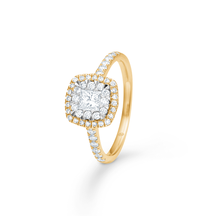 Mads Z Stellaire 14kt Cushion Ring 0,65ct W SI toont een elegante gouden ring met vierkante diamant en pavé details. Model 1541045-001