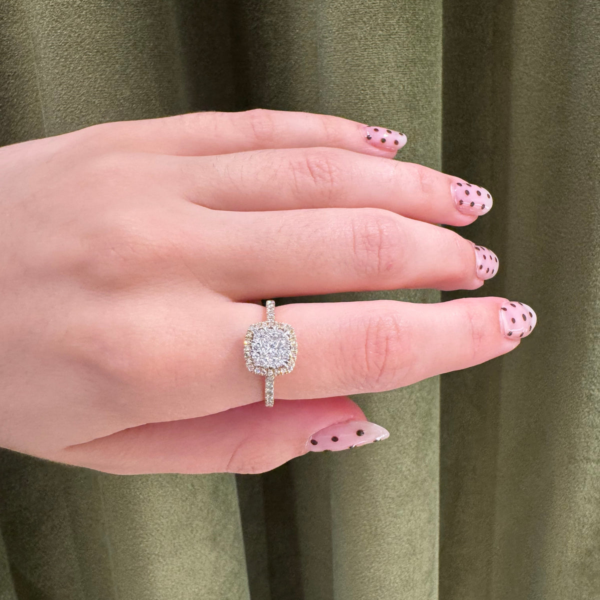 Mads Z Stellaire 14kt kussenring 0,65 ct W/SI gemarkeerd op de hand, diamanten ring in witgoud. Model 1541045-001