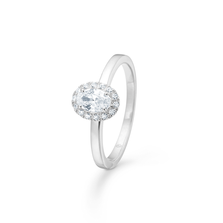 Mads Z Stellar Ring in zilver met zirkonia, klassieke ring met ovaal midden en halo. Model 3147001-001.