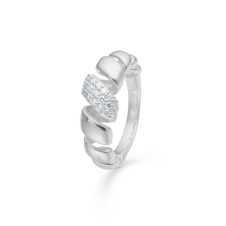 Mads Z Swirl zilveren ring met witte topaas, elegant golvend design en glanzend oppervlak. Model 2146159-001-1