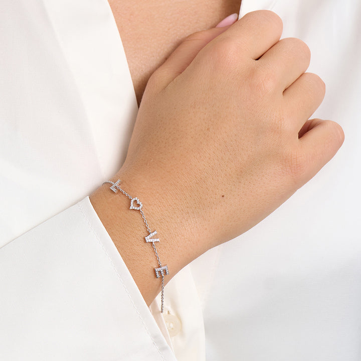 Mads Z Tender Love armband in zilver met zirkonia, LIEFDE letters op de hand van de vrouw, Model 2157100