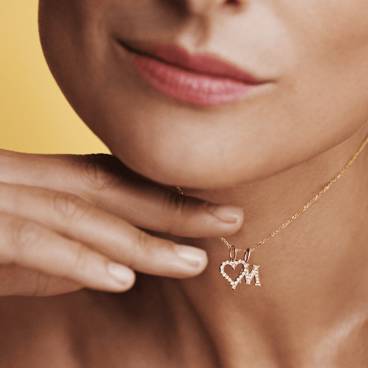 Mads Z Tender Love Letters 14kt gouden hanger met diamanten aan ketting, gezien op model. Modelnummer 1531100-001