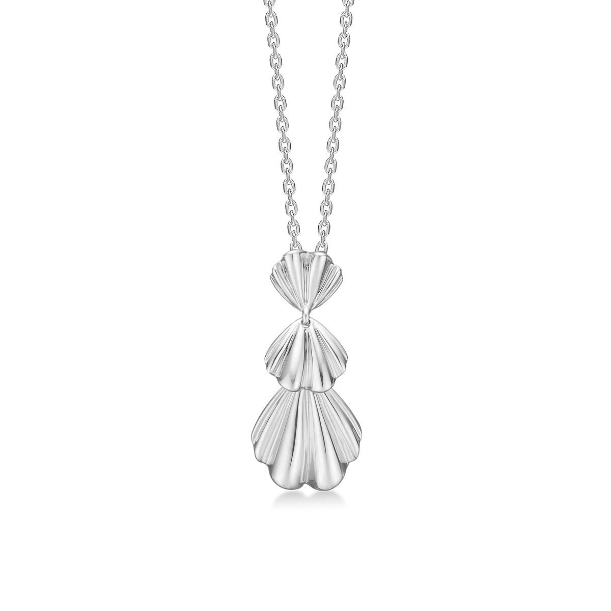 Mads Z Fluwelen ketting in zilver met driedelige, glanzende hanger in organische vorm. Model 2120189