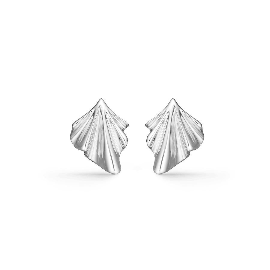 Mads Z Fluwelen zilveren oorstekers met glanzend en gevouwen oppervlak in een elegant bladpatroon. Model 2110188-1