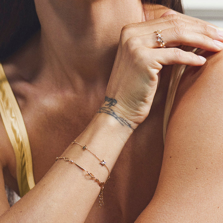 Mads Z Vesper 14kt gouden armband met sterren, elegant om de pols in een gouden tint. Model 1551197-2