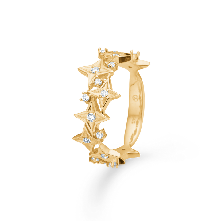 Mads Z Vesper 14kt Star Ring 0,20ct W SI toont gouden ring met fonkelende sterren en diamanten. Model 1541197-001.