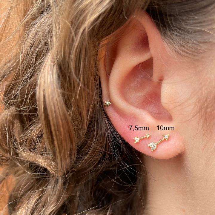 Maria Tash 10 mm Diamond Arrow Threaded Stud, gemonteerd in oorlel, goud met diamanten, model xar10d-001-2.
