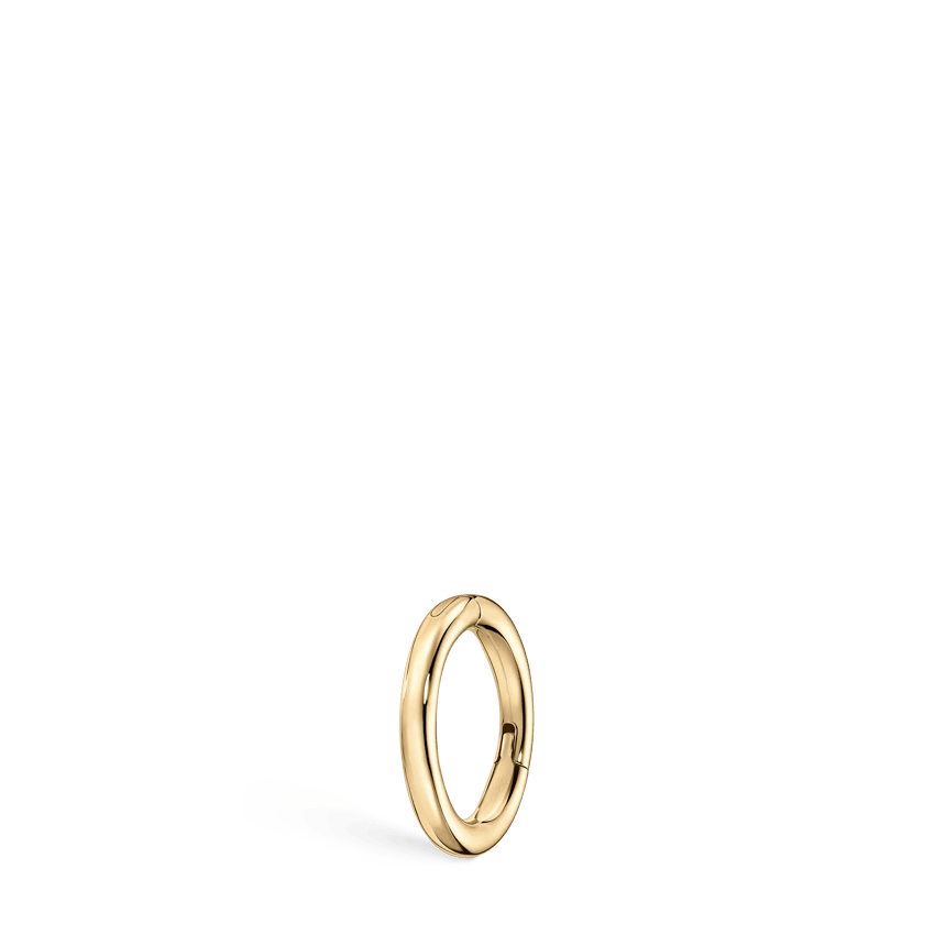 Maria Tash 5 mm effen gouden hoepel in glanzend goud, eenvoudig model afgebeeld tegen een effen achtergrond. Model xr-yg-d5-g18-1