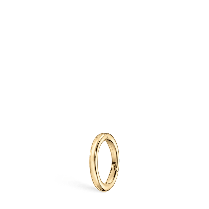 Maria Tash 5 mm effen gouden hoepel in glanzend goud, eenvoudig model afgebeeld tegen een effen achtergrond. Model xr-yg-d5-g18-1