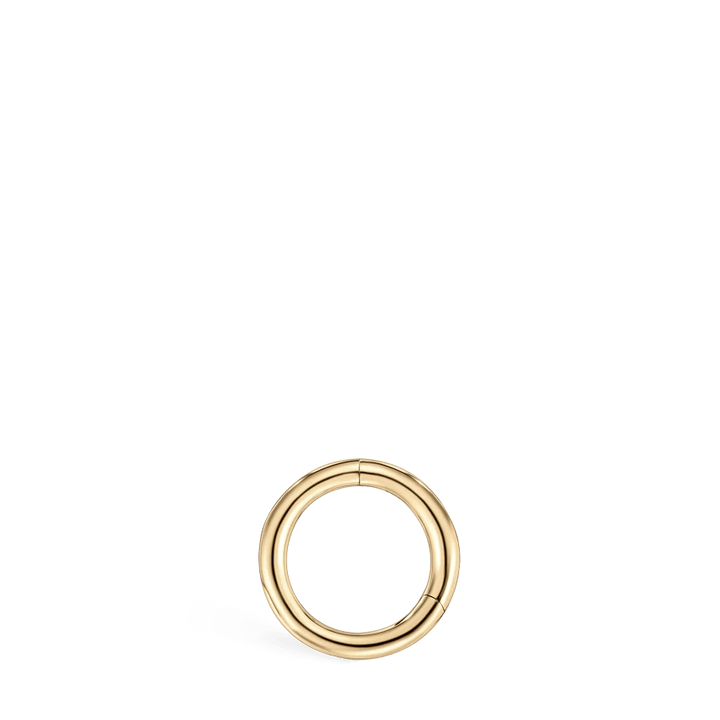 Maria Tash 5mm Plain Gold Hoop wordt weergegeven als een eenvoudige, ronde oorbel in gewoon goud. Model xr-yg-d5-g18-2