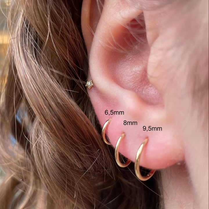 Maria Tash 8mm plain ring 14kt guld, forside på øre, model 16427.