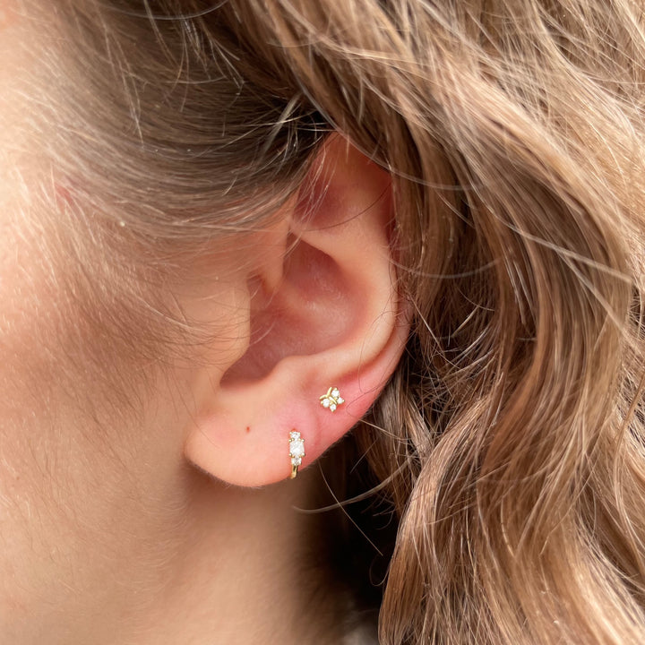 Maria Tash Diamond Butterfly XBYD YG weergegeven in oor, goud en diamantdetail, model xbyd-yg-w4-001-2