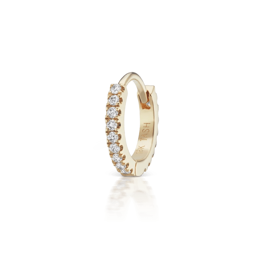 Maria Tash Diamond Eternity Hoop 8 mm 18kt gepresenteerd als een enkele gouden oorbel met heldere diamanten. Model xetd-yg-d8-1.