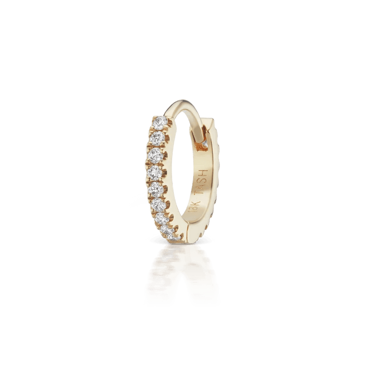 Maria Tash Diamond Eternity Hoop 8 mm 18kt gepresenteerd als een enkele gouden oorbel met heldere diamanten. Model xetd-yg-d8-1.