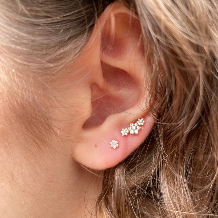Maria Tash Diamond Flower Treaded Stud Earring 3 mm in het oor, bloemmotief met heldere diamanten in goud. Model xfld-yg-w3-001-2