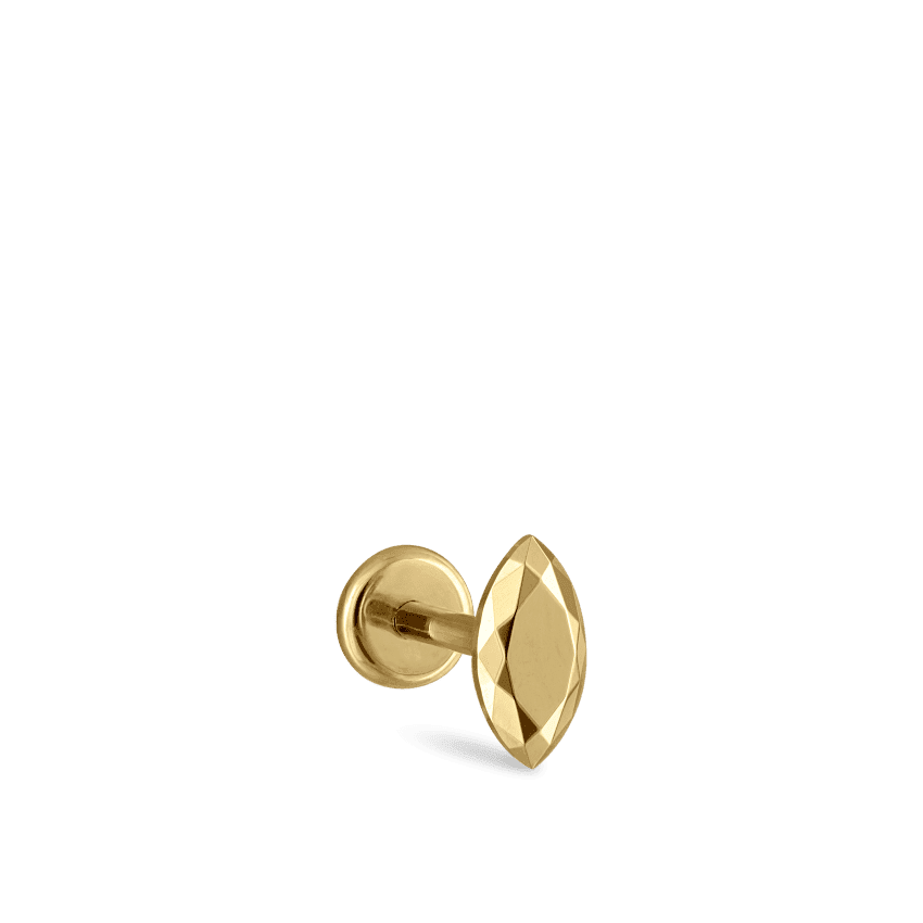 Maria Tash Faceted Gold Marquise Threaded Stud Earring toont een goudkleurige gefacetteerde stud op een neutrale achtergrond. Model xmqfc-yg-w55-001-1