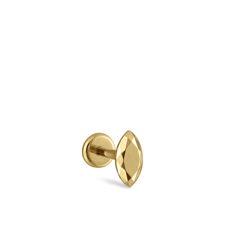 Maria Tash Faceted Gold Marquise Threaded Stud Earring toont een goudkleurige gefacetteerde stud op een neutrale achtergrond. Model xmqfc-yg-w55-001-1