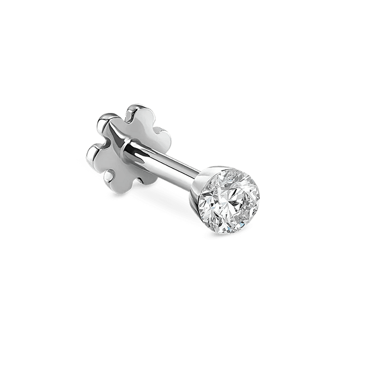 Maria Tash Invisible Set Diamond 2 mm witgoud verschijnt als een eenvoudige, glanzende stud met heldere diamant. Model xivd-wg-w2-001-1