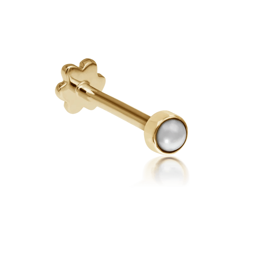 Maria Tash Natural Pearl Stud Earring 14kt weergegeven in helder goud met ronde witte parel. Model xpe-yg-w2-001-1