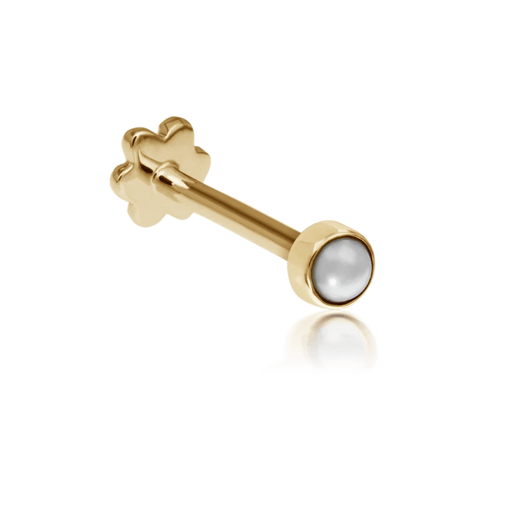 Maria Tash Natural Pearl Stud Earring 14kt weergegeven in helder goud met ronde witte parel. Model xpe-yg-w2-001-1