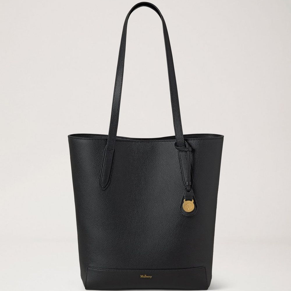 Mulberry A4 North South Shopper Small Classic Grain Black toont een elegante zwarte schoudertas van structuurleer. ModelHH9846205A100