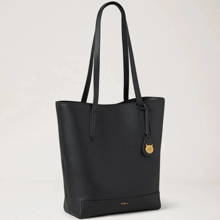 Mulberry A4 North South Shopper Small Classic Grain Black toont een elegante tas in zwart reliëfleer met lange hengsels. ModelHH9846205A100