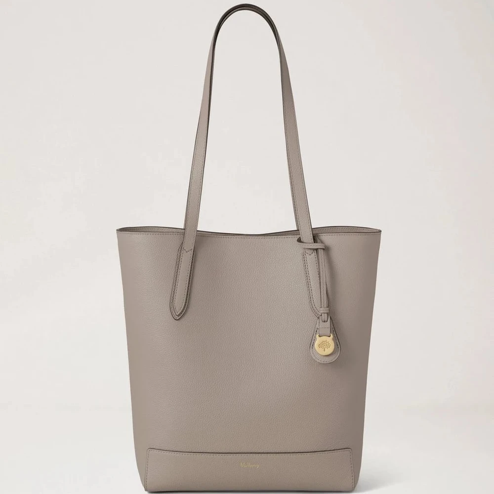 Mulberry A4 North South Shopper Small Classic Grain Cashmere Taupe in grijsbeige leer met lang handvat en discreet gouden embleem. Modelhh9846205f924