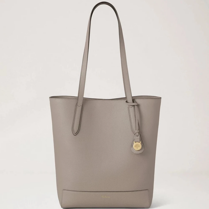 Mulberry A4 North South Shopper Small Classic Grain Cashmere Taupe in grijsbeige leer met lang handvat en discreet gouden embleem. Modelhh9846205f924